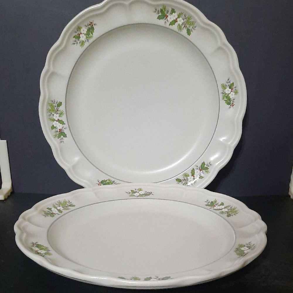 Set of 2 Pfaltzgraff White Dinner Plate with Holly and Red Berry Accents - Picture 12 of 13